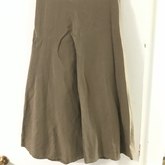 Skirt has a liner. Outer skirt is linen. - Picture 1 of 1